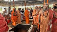 HH Swamiji followed by the Mahatmas doing Parikrama of the Pradhan Kunda at the Yajna Mandapa